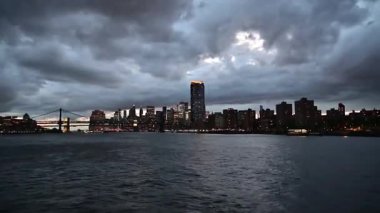 Manhattan 'da gece Hudson' da