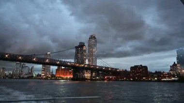 Manhattan 'da gece Hudson' da
