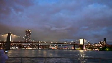 Manhattan 'da gece Hudson' da