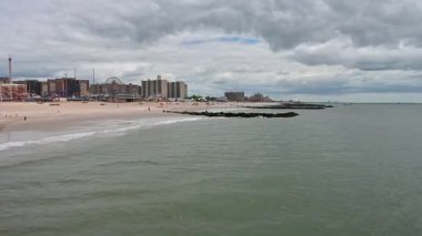 Brooklyn 'in güney kesiminde yer alan Coney Adası Sahili çok uzun bir kum tabakasıdır.