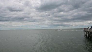 Brooklyn 'in güney kesiminde yer alan Coney Adası Sahili çok uzun bir kum tabakasıdır.