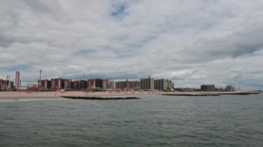 Brooklyn 'in güney kesiminde yer alan Coney Adası Sahili çok uzun bir kum tabakasıdır.