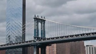 Manhattan Köprüsü, Aşağı Manhattan 'ı New York' taki Brooklyn 'e bağlayan, Doğu Nehri boyunca uzanan bir asma köprüdür.