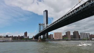 Manhattan Köprüsü, Aşağı Manhattan 'ı New York' taki Brooklyn 'e bağlayan, Doğu Nehri boyunca uzanan bir asma köprüdür.