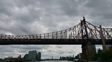 Manhattan Köprüsü New York 'ta bir asma köprüdür.