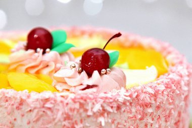 Tarafsız bir arkaplanda tatlı ya da pasta yakın plan. Yüksek çözünürlüklü yemek fotoğrafçılığı dokuyu ve ayrıntıları vurguluyor, aşçılık projeleri, fırın markalaşması, menü tasarımı veya yemek blogları için mükemmel. Ticari amaçlar için minimum ve zarif bir sunum