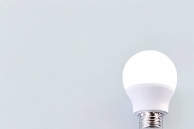 Tarafsız arkaplanda ampul yanıyor. Fikirleri, yaratıcılığı, yeniliği ve ilhamı temsil eden minimalist kavramsal görüntü. İş sunumları, pazarlama materyalleri, eğitimsel görseller ve yaratıcı içerik için ideal
