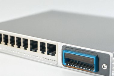 Bulut hesaplamasını, yapay zekayı, büyük veriyi ve otomasyonu temsil eden kavramsal görüntü. Yeniliği, akıllı teknolojiyi ve ağ sistemlerini sembolize eden gelecekçi dijital tema. Ticarette, teknoloji bloglarında, yazılım sunumlarında kullanım için ideal