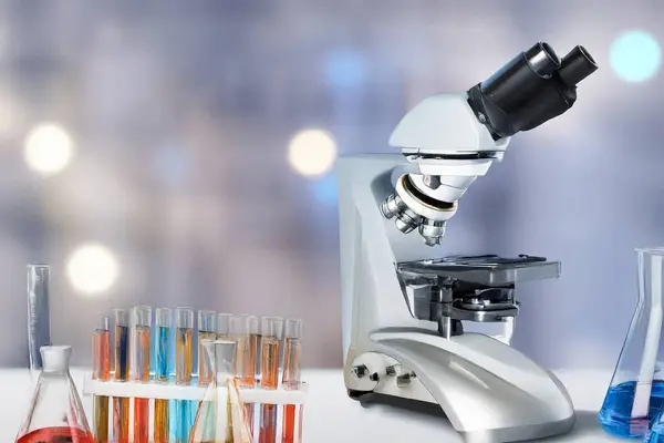Mikroskoplar ve laboratuvar aletleri ışık arka planda. Bilimsel araştırmaları, tıbbi teşhisleri, laboratuvar analizlerini ve sağlık teknolojisini temsil eden temiz ve profesyonel görüntüler. Tıp yayınları için ideal, eğitimsel eş