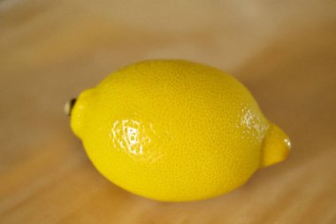 Taze limonlar, dilimlenmiş, izole edilmiş ya da hafif arka planda tasarlanmış. Tazelik, C vitamini ve yaz titreşimlerinin sembolü.