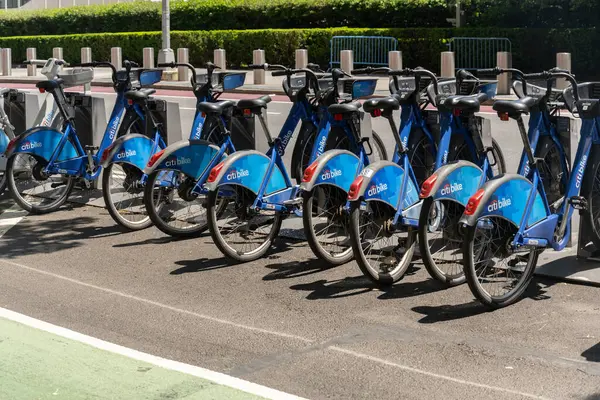 New York, Stati Uniti - New York City 'deki 19 Maggio 2025 Electric bisiklet kiralama istasyonu, kaldırımda dizili modern e-motorlar