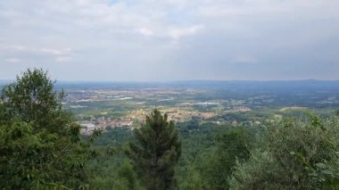 İtalya, Piedmont 'taki Cafasse yakınlarındaki Ca Bianca' dan panoramik manzara, ağaçlarla kaplı vadiye ve uzak ovalara bakıyor.
