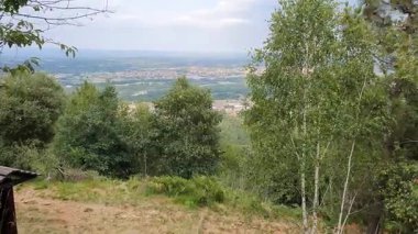 İtalya, Piedmont 'taki Cafasse yakınlarındaki Ca Bianca' dan panoramik manzara, ağaçlarla kaplı vadiye ve uzak ovalara bakıyor.