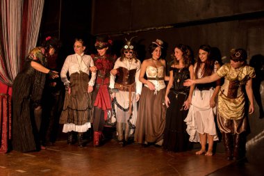 Torino, İtalya - 16 Ekim 2015 - Steampunk tarzı giyinmiş, klasik aksesuarlar ve mekanik unsurlar takan bir kişinin portresi