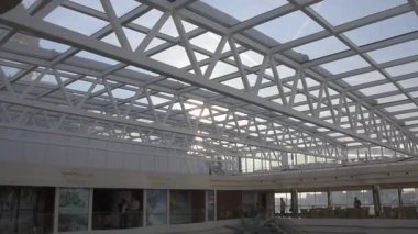 Cenova, İtalya - 22 Ocak 2016 - Güneşli bir günde bir yolcu gemisinin güvertesinden manzara