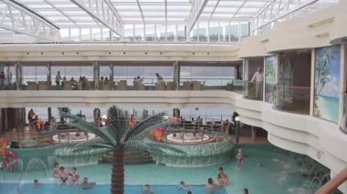 Cenova, İtalya - 22 Ocak 2016 - Güneşli bir günde bir yolcu gemisinin güvertesinden manzara