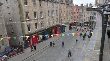 Edinburgh, İskoçya - 30 Eylül 2022 Edinburgh, İskoçya 'daki ana alışveriş caddesinde yürüyorum.