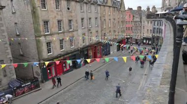 Edinburgh, İskoçya - 30 Eylül 2022 Edinburgh, İskoçya 'daki ana alışveriş caddesinde yürüyorum.