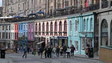 Edinburgh, İskoçya - 30 Eylül 2022 Edinburgh, İskoçya 'daki ana alışveriş caddesinde yürüyorum.