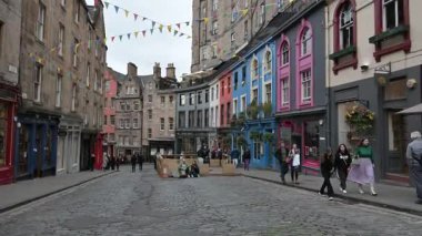 Edinburgh, İskoçya - 30 Eylül 2022 Edinburgh, İskoçya 'daki ana alışveriş caddesinde yürüyorum.