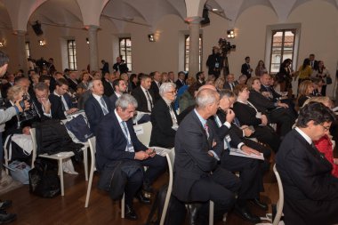 Milano, İtalya - 6 Kasım 2017 - Görüntü G7 'nin en önemli anlarından birini yakalıyor