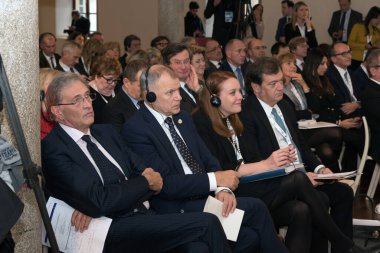 Milano, İtalya - 6 Kasım 2017 - Görüntü G7 'nin en önemli anlarından birini yakalıyor