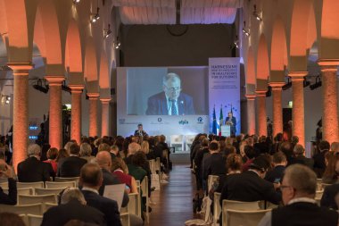 Milano, İtalya - 6 Kasım 2017 - Görüntü G7 'nin en önemli anlarından birini yakalıyor