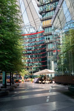 Potsdamer Platz 'daki Sony Center, Berlin, Almanya. Etkileyici yelken şekilli çatı ve çağdaş mimariye sahip modern kompleks