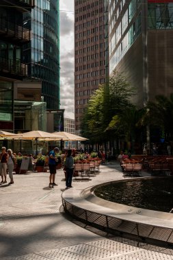 Potsdamer Platz 'daki Sony Center, Berlin, Almanya. Etkileyici yelken şekilli çatı ve çağdaş mimariye sahip modern kompleks