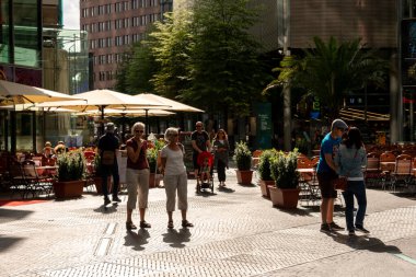 Potsdamer Platz 'daki Sony Center, Berlin, Almanya. Etkileyici yelken şekilli çatı ve çağdaş mimariye sahip modern kompleks