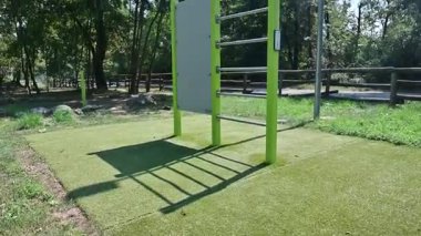 Spor ve spor için açık hava spor aletleriyle halka açık bir park. Fiziksel egzersiz ve açık hava sağlığına adanmış kentsel spor alanı.