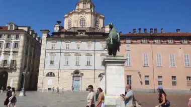 Torino, İtalya - 16. Aougust 2025 - İtalya 'nın Torino kentindeki Piazza Castello' nun yayalar ve tarihi mimarisi