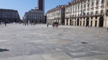 Torino, İtalya - 16. Aougust 2025 - Torino Piazza San Carlo 'da yürüyen insanlar 