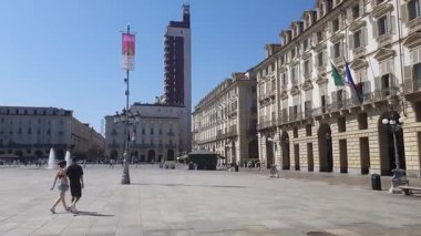 Torino, İtalya - 16. Aougust 2025 - İtalya 'nın Torino kentindeki Piazza Castello' nun yayalar ve tarihi mimarisi