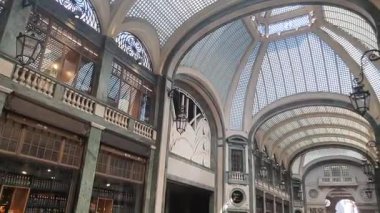 Torino, İtalya - 16. Aougust 2025 - Torino 'daki Galleria San Federico manzarası, halk ve zarif mimari Özgürlük ve Sanat Deko tarzı