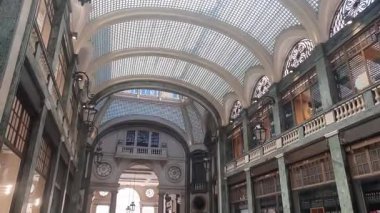 Torino, İtalya - 16. Aougust 2025 - Torino 'daki Galleria San Federico manzarası, halk ve zarif mimari Özgürlük ve Sanat Deko tarzı