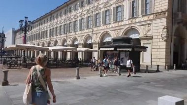 Torino, İtalya - 16. Aougust 2025 - Torino Piazza San Carlo 'da yürüyen insanlar 