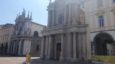 Torino, İtalya - 16. Aougust 2025 - Torino Piazza San Carlo 'da yürüyen insanlar 