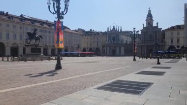 Torino, İtalya - 16. Aougust 2025 - Torino Piazza San Carlo 'da yürüyen insanlar 