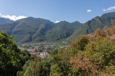 Aosta Vadisi 'ndeki Verrs kasabasının hava manzarasında tarihi merkez Verrs Kalesi ve çevresindeki dağlar yer almaktadır.