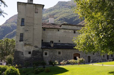 Aosta Vadisi 'nde yer alan Issogne Şatosu, freskler, taş kuleler ve duvarlarla süslenmiş iç avlusu ile ünlü zarif bir ortaçağ kalesidir.