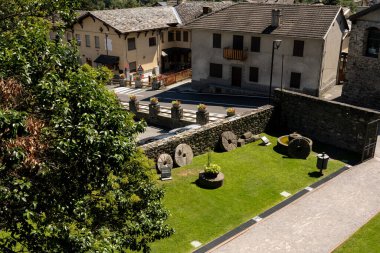 Aosta Vadisi 'nde yer alan Issogne Şatosu, freskler, taş kuleler ve duvarlarla süslenmiş iç avlusu ile ünlü zarif bir ortaçağ kalesidir.