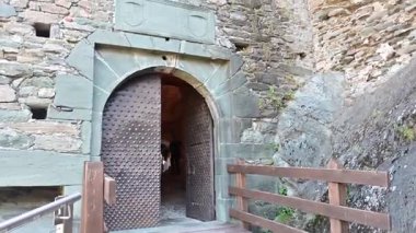 Verres Şatosu, İtalya 'nın Aosta Vadisi' nde bulunan heybetli bir ortaçağ kalesi.