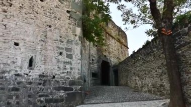 Verres Şatosu, İtalya 'nın Aosta Vadisi' nde bulunan heybetli bir ortaçağ kalesi.