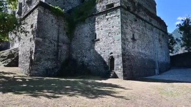 Verres Şatosu, İtalya 'nın Aosta Vadisi' nde bulunan heybetli bir ortaçağ kalesi.