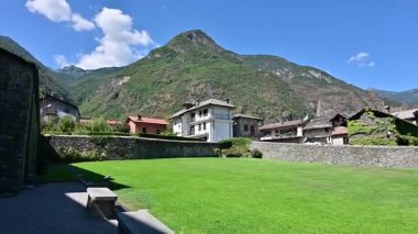 Aosta Vadisi 'nde yer alan Issogne Şatosu, freskler, taş kuleler ve duvarlarla süslenmiş iç avlusu ile ünlü zarif bir ortaçağ kalesidir.