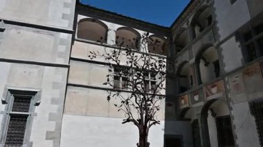 Aosta Vadisi 'ndeki Issogne Kalesi' nin avlusundaki Nar Çeşmesi.