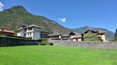 Aosta Vadisi 'nde yer alan Issogne Şatosu, freskler, taş kuleler ve duvarlarla süslenmiş iç avlusu ile ünlü zarif bir ortaçağ kalesidir.