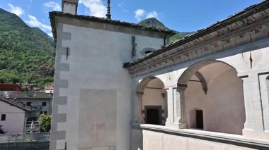 Aosta Vadisi 'nde yer alan Issogne Şatosu, freskler, taş kuleler ve duvarlarla süslenmiş iç avlusu ile ünlü zarif bir ortaçağ kalesidir.