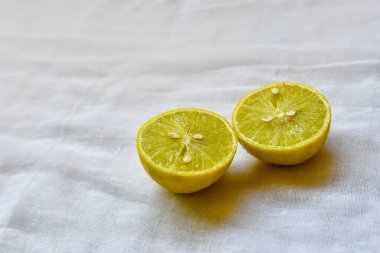 Beyaz arka planda iki sulu taze limon dilimi, kırpma yolu, izole ve seçici odaklanma